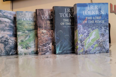 Geçen Yılın The Lord of the Rings Deluxe Illustrated Box Set'inden 190 Dolar Tasarruf Edin