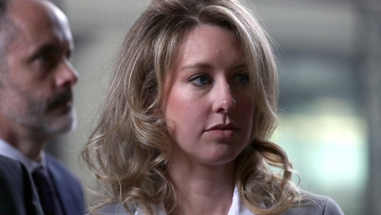 Elizabeth Holmes'un Masasında Oturuyormuş Gibi Hissedebileceğiniz Detaylı Web Sitesi